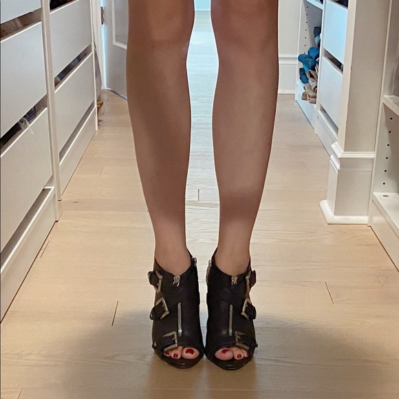 Le Silla Front Zipper Sandals - Picture 5 of 6